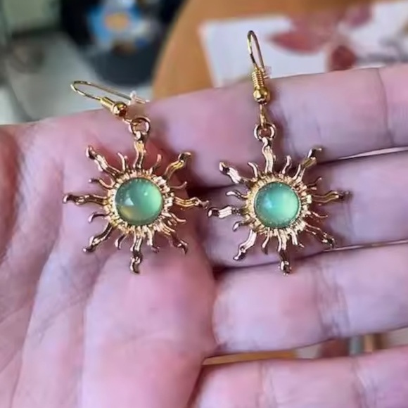 Vintage Sun Earrings Bohemian Jewellery Green Stone Gothic Gold - Picture 11 of 11